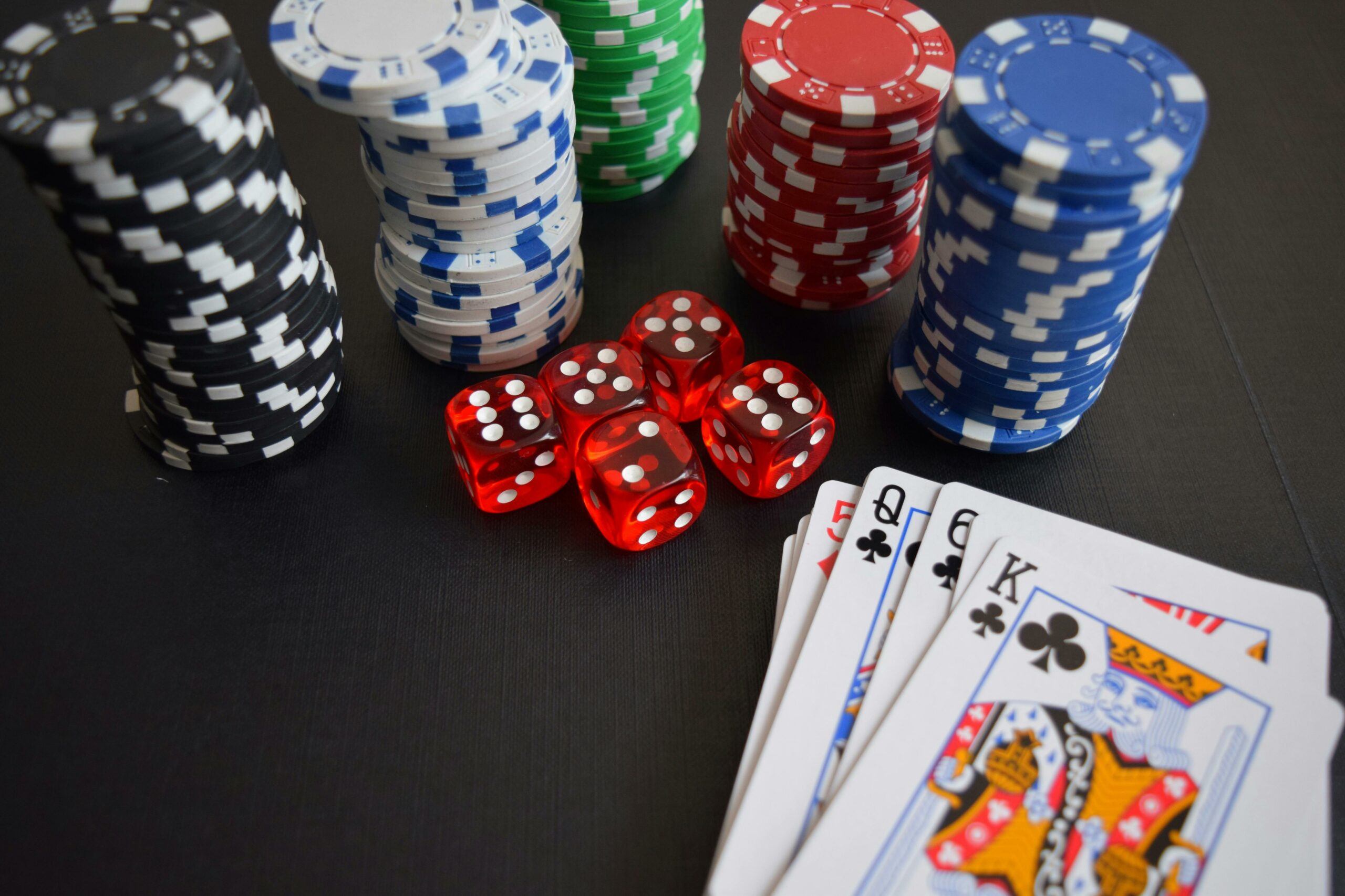 Poker en Ligne : Stratégie et Divertissement pour Tous